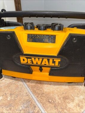 Sale DeWalt DW911 Jobsite Worksite AM / FM / AUX Radio in yellow & black